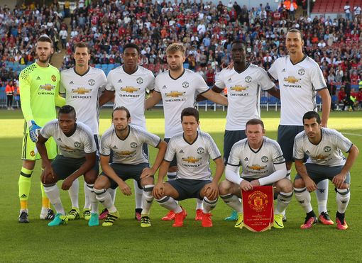 在球场上继 在球场上继